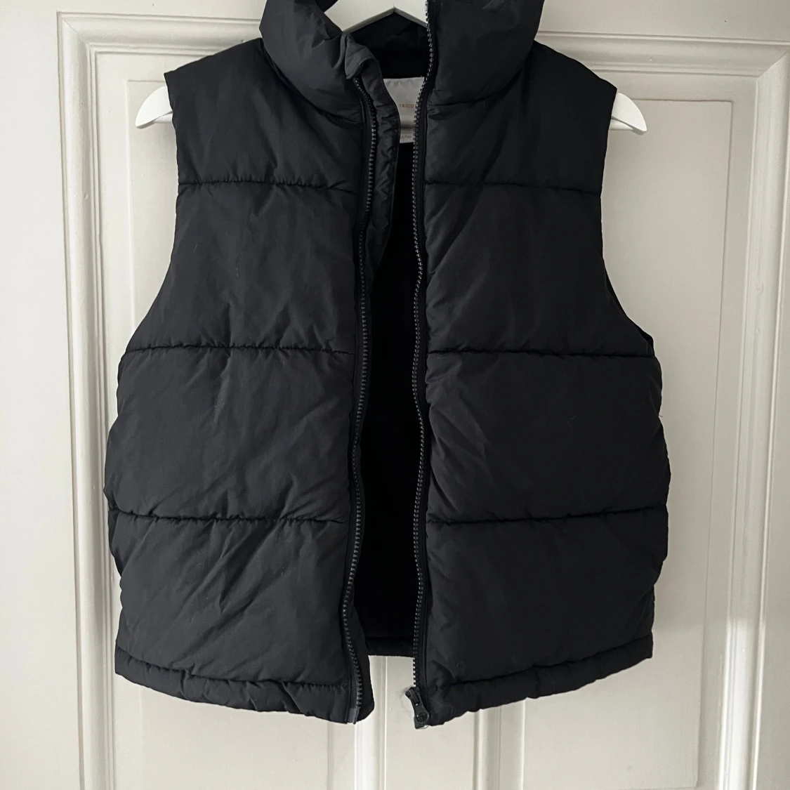 Svart dunväst från Gina Tricot