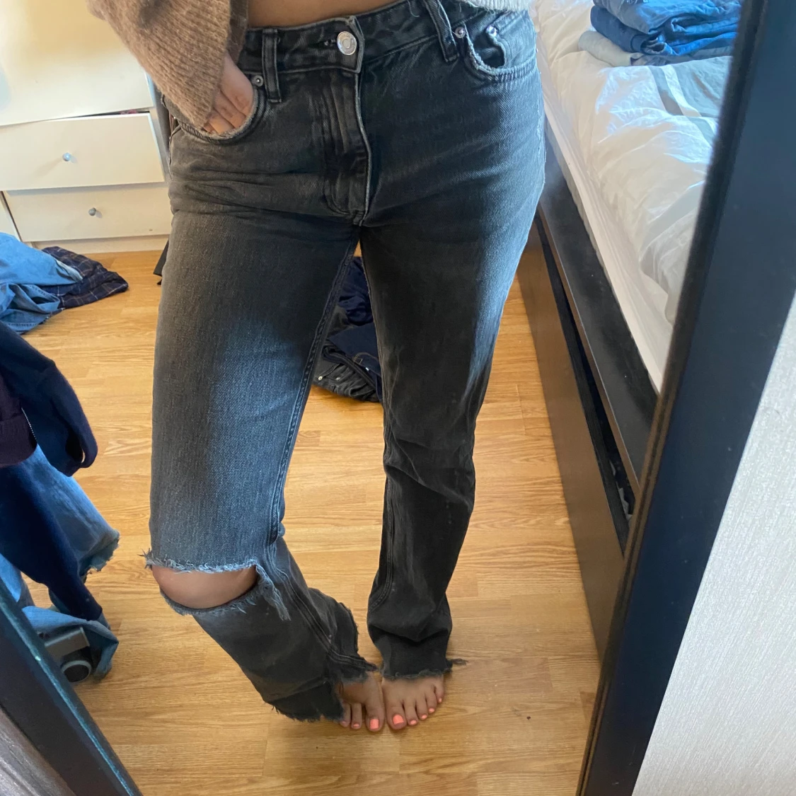 Svarta jeans med slitningar