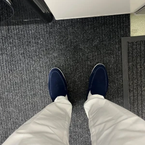 Loro Piana loafers  - Säljer ett par stilrena marinblå loafers i mocka från Loro Piana. Skorna har en vit platt sula och klassisk rund tå. Perfekta för dig som vill ha en dressad men avslappnad look. Använd en gång.