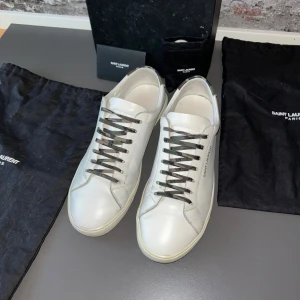 Saint Laurent Sneakers - Mycket bra skick, lite creasing vid tån och hälen men knappt märkbart. Nypris ca 7000kr. Storlek 41, Dustbag medföljer. Skriv för mer information🤝
