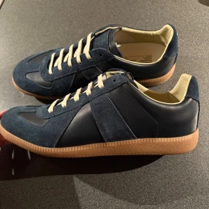 Masion Margiela skor - Super trendiga masion margelas i ny skicka. Snyggaste skorna på marknaden. Kan gå med på bud vid snabb affär!