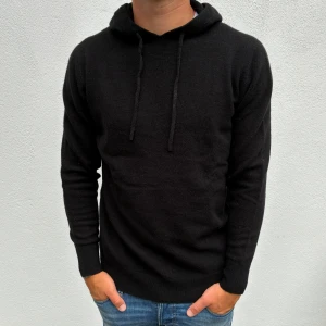 Kashmir/Merino hoodie - Svart Kashmir/Merino hoodie | Storlek M | Modellen är 177cm lång, passar längre | Endast testad, Skick 10/10 | Hör av dig vid frågor🌟