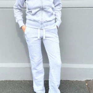 Russemerch byxor long leg XS - super fina russemerch byxor i long leg edition storlek XS. Mycket bra skick då nästan aldrig använd. Säljer pga att de är lite för stora. Innerbenslängden är 80cm. 💞