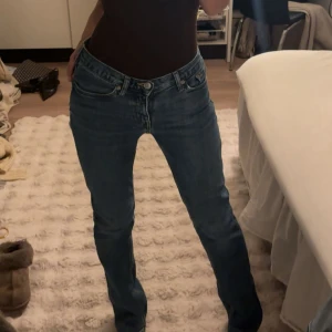 Raka jeans! - Klassiska jeans i mellanblå tvätt med rak passform och normal midja. Tyvärr för stora för mig, storlek 26/32💙