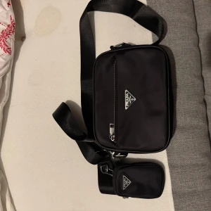 Svart axelväska  - Som helt ny 