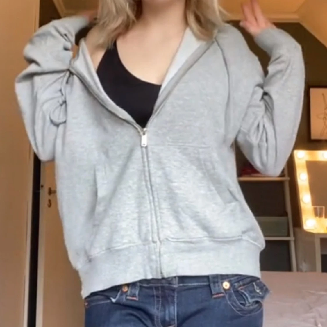 Grå hoodie med dragkedja och huva