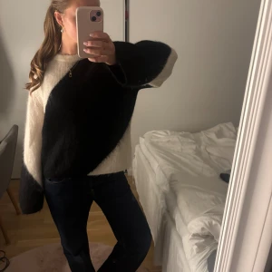 Svartvit logar tröja, & other stories  - Snygg efter tracktad mohair tröja från &other stories. Skriv för fler bilder eller frågor🥰