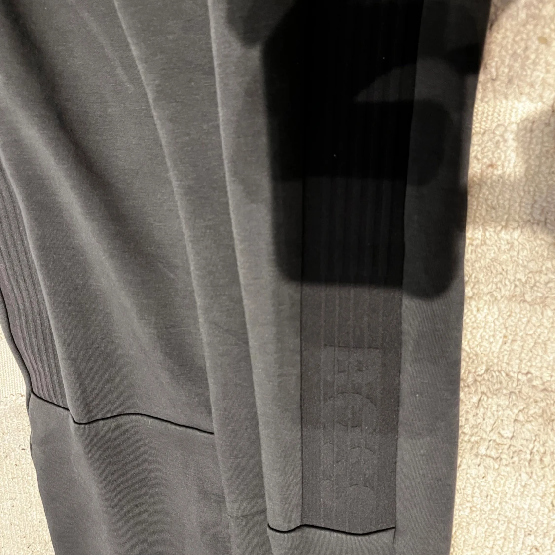 mörkgrå mjukisbyxor från Hugo Boss - 2