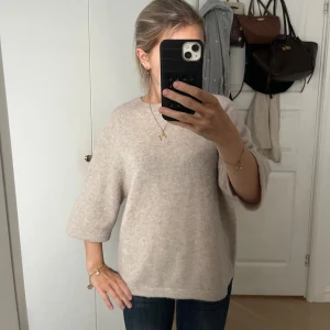 & Other Stories tröja  - Super snygg tröja från & Other Stories!! Den är aldrig använd och är i nyskick🙌🏼💖