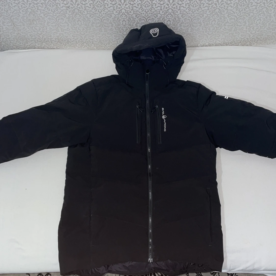 Svart dunjacka från Sail Racing