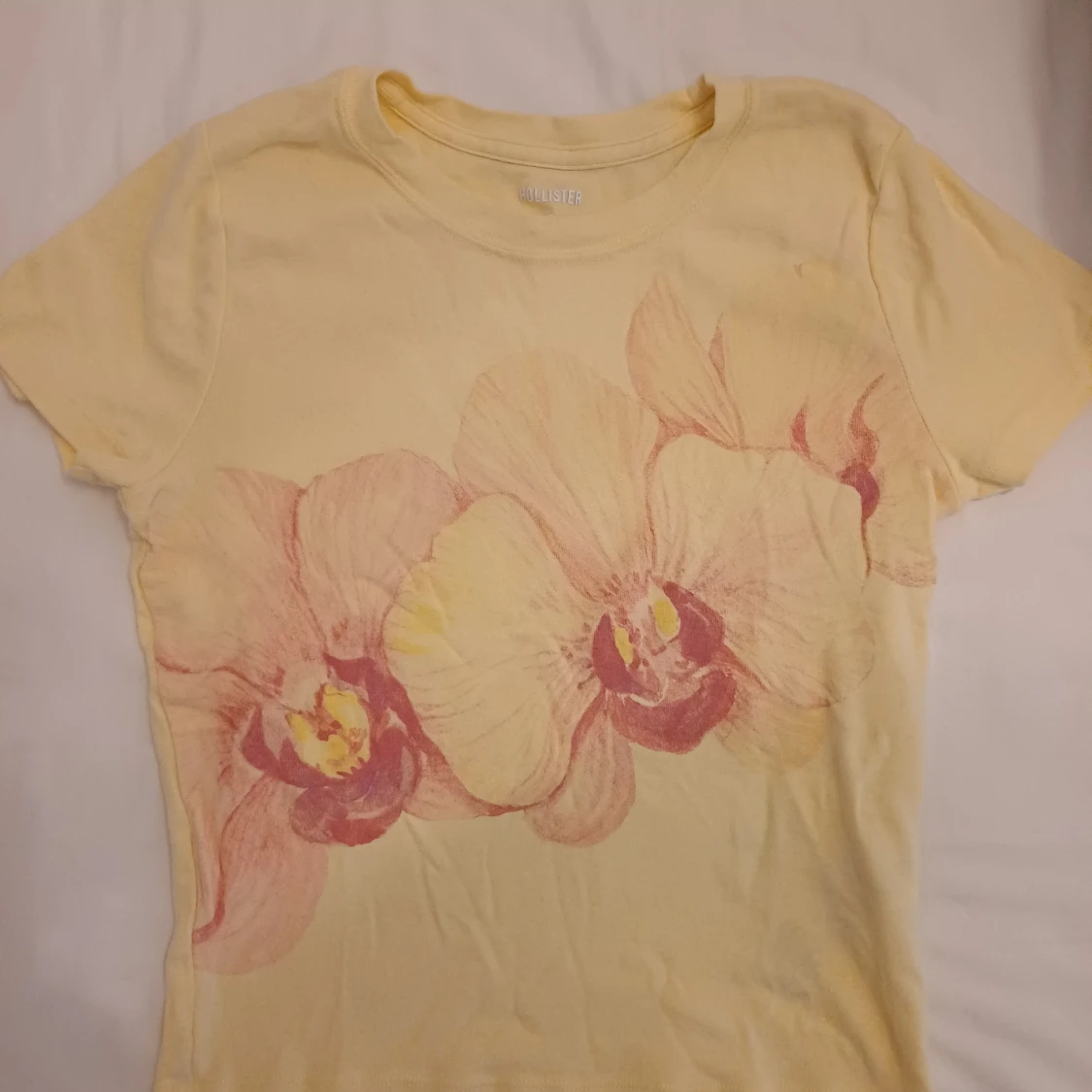 Gul blommig t-shirt från Hollister - 1