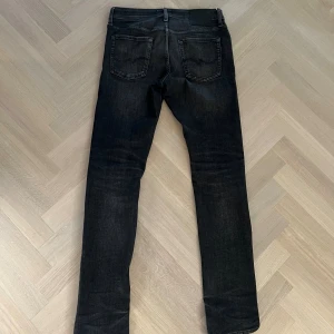 Svarta slim jeans Jack & Jones - Säljer ett par svarta slim fit jeans från Jack & Jones, modell Glenn. Jeansen har klassisk femficksdesign, normal midja och smal passform. Materialet är mjukt och stretchigt jeans för en bekväm känsla. Perfekta för dig som gillar en stilren look. W 30 L 34