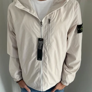 Stone island windbreaker - Sprillans ny Stone island jacka!Storlek S/M! Vid minsta fundering kontakta oss✔️