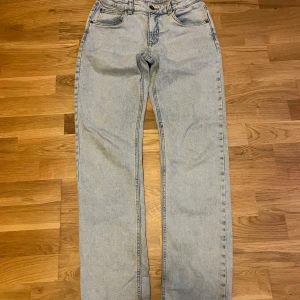 Ljusblå jeans från Industries - Snygga ljusblå jeans från Industries med klassisk femficksdesign och raka ben. Jeansen har normal passform och är tillverkade i mjukt denimtyg. Perfekta för dig som gillar en enkel och clean look.