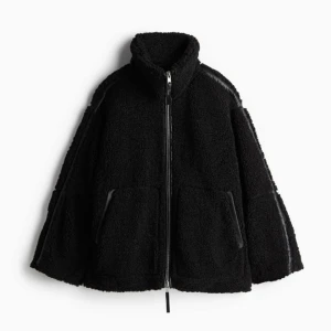 Teddyjacka pilejacka från H&M - . Den är tjock och varm då den är fodrad. Svart i storlek XS. Oversized så den passar även S.  HM. 