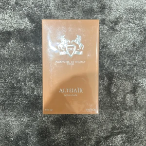 Parfums de Marly Althaïr 125ml - Althaïr från Parfums de Marly i 125 ml storlek. Ingredienser: Parfum (fragrance), aqua (water), tocopherol, citral, geraniol. Snygg och exklusiv doft för dig som vill sticka ut.