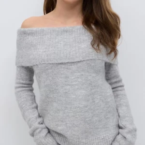 Ljusgrå offshoulder stickad tröja - Supermysig ljusgrå stickad tröja med bred offshoulder-krage. Tröjan har långa ärmar och ribbade muddar vid ärmslut och nederkant. Perfekt för dig som gillar en chill och snygg look med lite extra edge. Aldrig använd! Tröjan är i storlek 170 men passar mig spm har XS/S den är även lite för stor