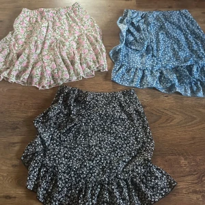 Tre blommiga volangkjolar 💞 - Tre superfina korta kjolar. En i rosa och grön som har storlek XS från Amisu, en blå som är XS från SHEIN och en svart  XS också från SHEIN. Alla tre oanvända!! 40kr varsin!💞☺️