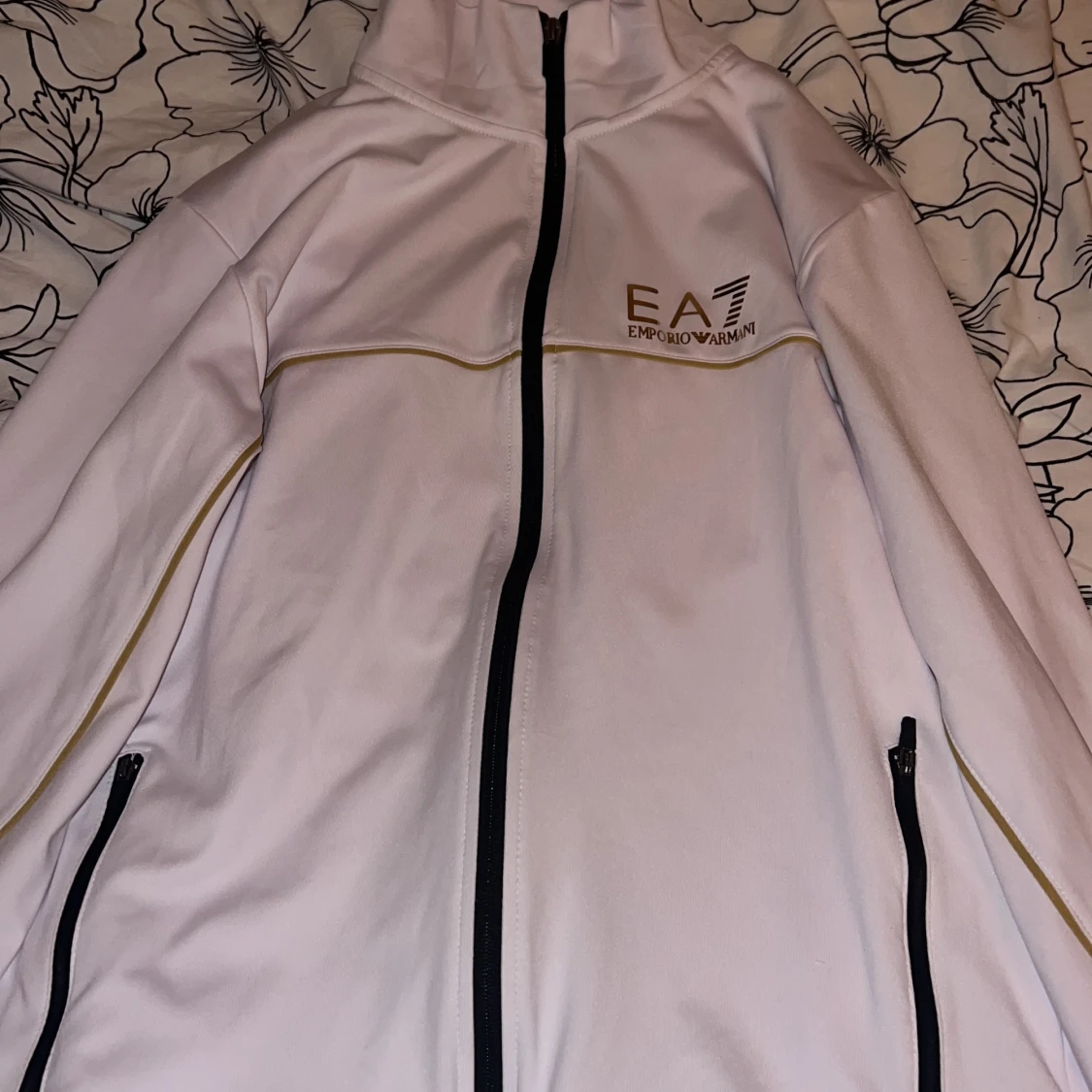 Vit EA7 jacka med svarta detaljer - 1