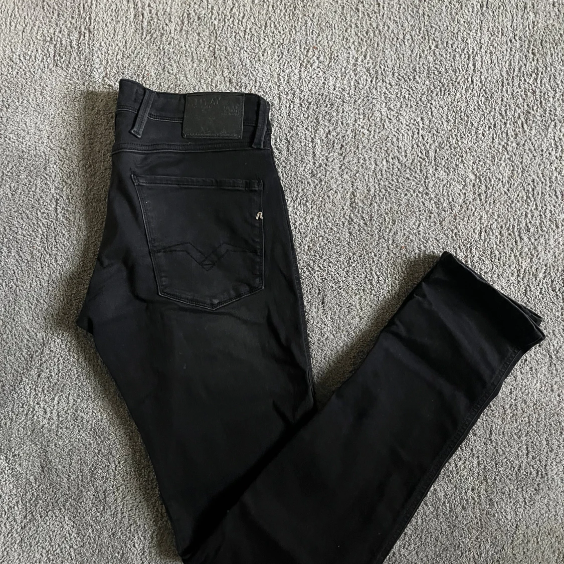 Svarta Replay jeans Anbass herr