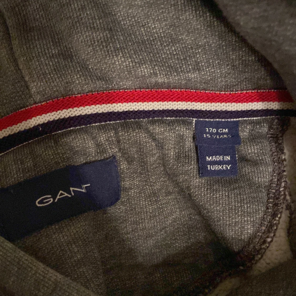 Mörkgrå hoodie från GANT med emblem - 1