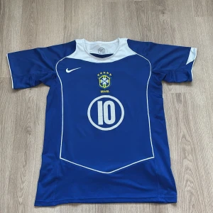 Retro Brazil borta | 2002-2006 | Ronaldinho #10 | Size S - Använd max 1 gång                                                            Storlek S som passar allt från 160-170cm