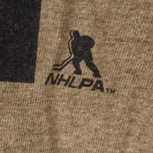 Grå Eriksson 21 NHLPA t-shirt Reebok - Säljer en grå t-shirt från Reebok med tryck 'ERIKSSON 21' på ryggen och NHLPA-logga. Skön passform och tillverkad i mjuk bomullsmix. Perfekt för hockeyfans som vill visa sitt stöd för Eriksson. Strl M . Har alla mått på bild pma för  mer bilder :)