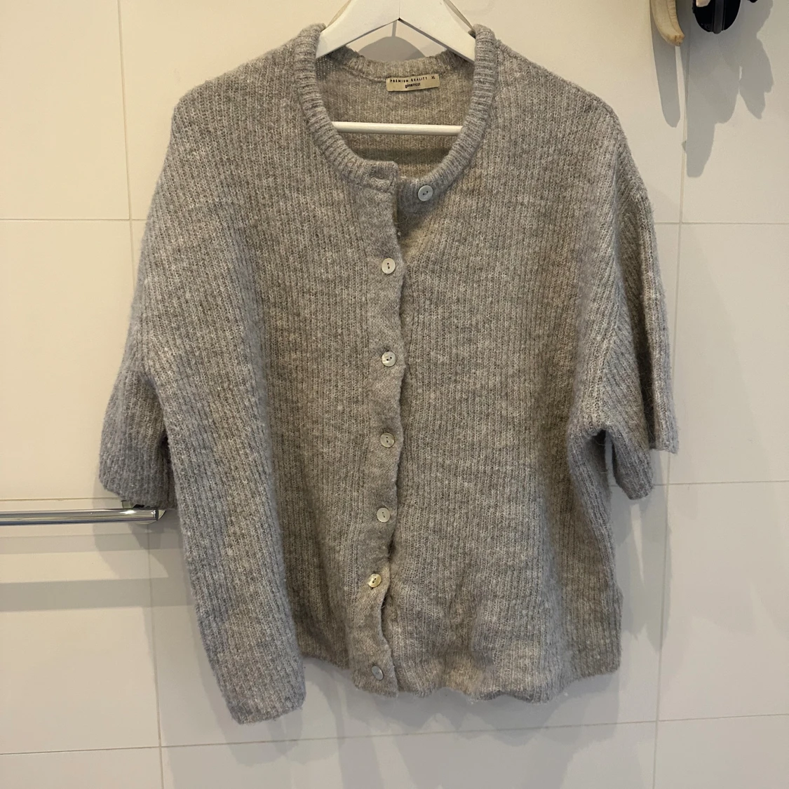 Grå ribbstickad kofta från Gina Tricot