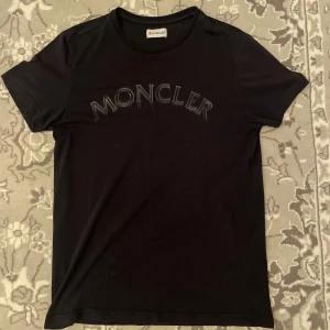 Moncler T-shirt  - Svart moncler T-shirt. Storlek S/ Storlek 1, inga defekter, som ny. Säljer billigt pga brist på äkhetbevis. Först till kvarn!