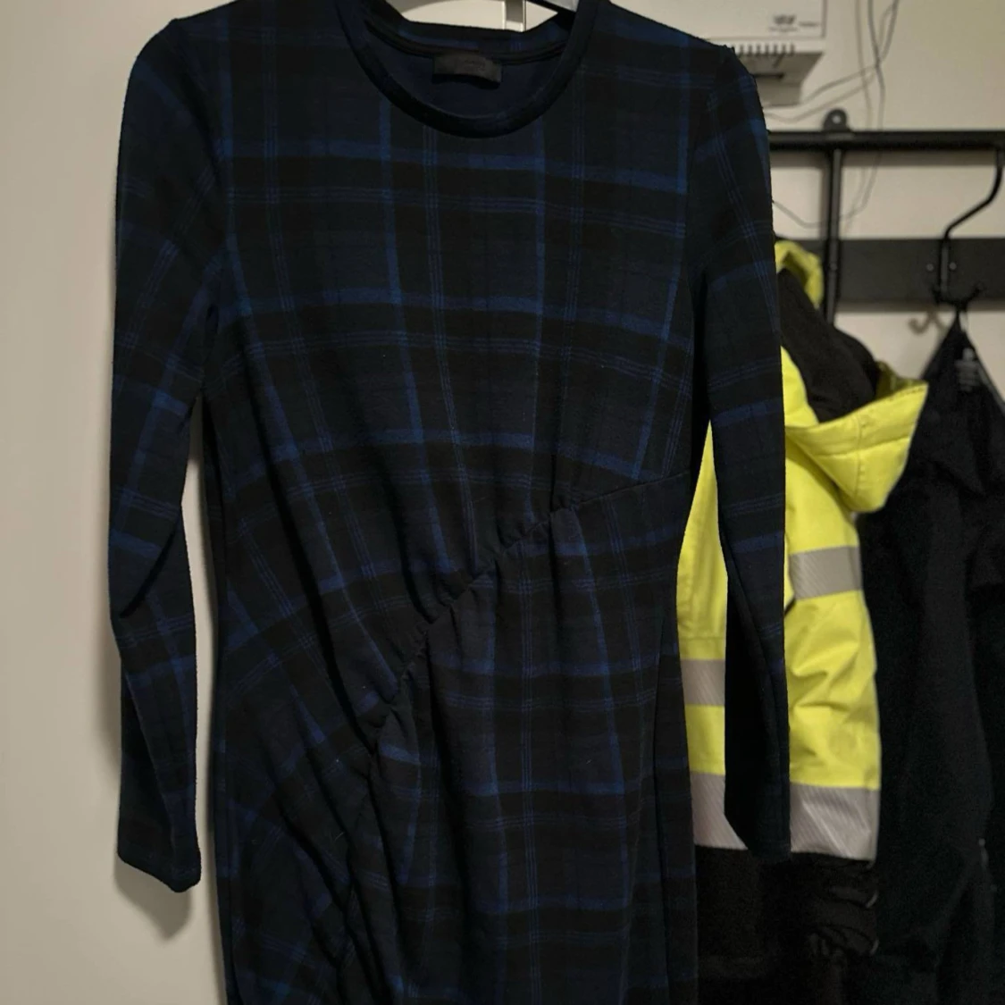 Mörkblå rutig långärmad klänning strl: L