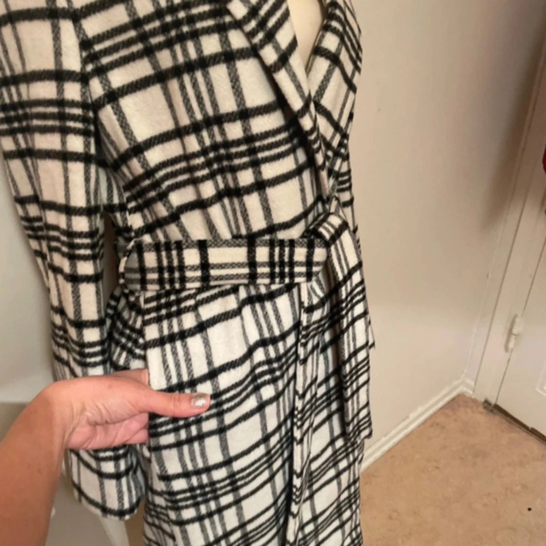 Rutig kappa med bälte i svartvitt - 4