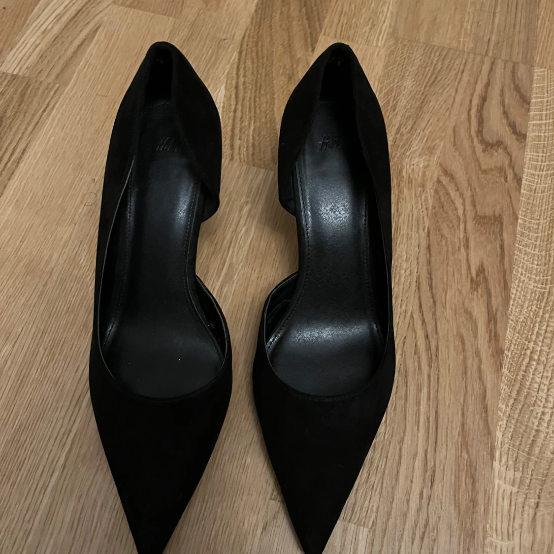 Svarta pumps med spetsig tå från H&M - 1