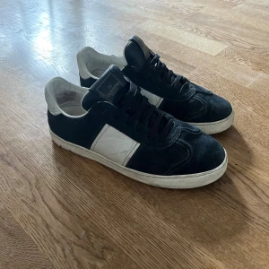 Valentino Flycrew - Tja, säljer mina Valentino Flycrews. Totalt 7 nitar borta men inget som märks, använt dom ganska mycket. Storleken inuti är 39 men skulle säga att det passar 40 också! Mvh Theo!