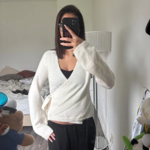 Kofta  - En superfin kofta från Gina Tricot, bara använd ett fåtal gånger! Som ny💋💋