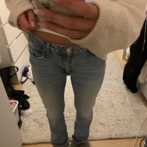Ljusblå bootcut jeans - Säljer ett par ljusblå jeans med bootcut-modell och låg midja. Jeansen har klassisk femficksdesign, snygg tvätt och är tillverkade i mjukt denimtyg. Perfekta för dig som gillar en avslappnad men trendig look.