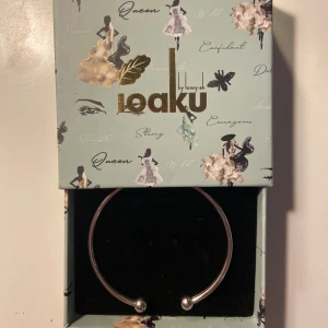 Ioaku silver armband/bangel - Jätte fint i silver armband rostar inte. Använd fåtal gånger kommer i orginal förpackning💕Köpt för ca 600kr
