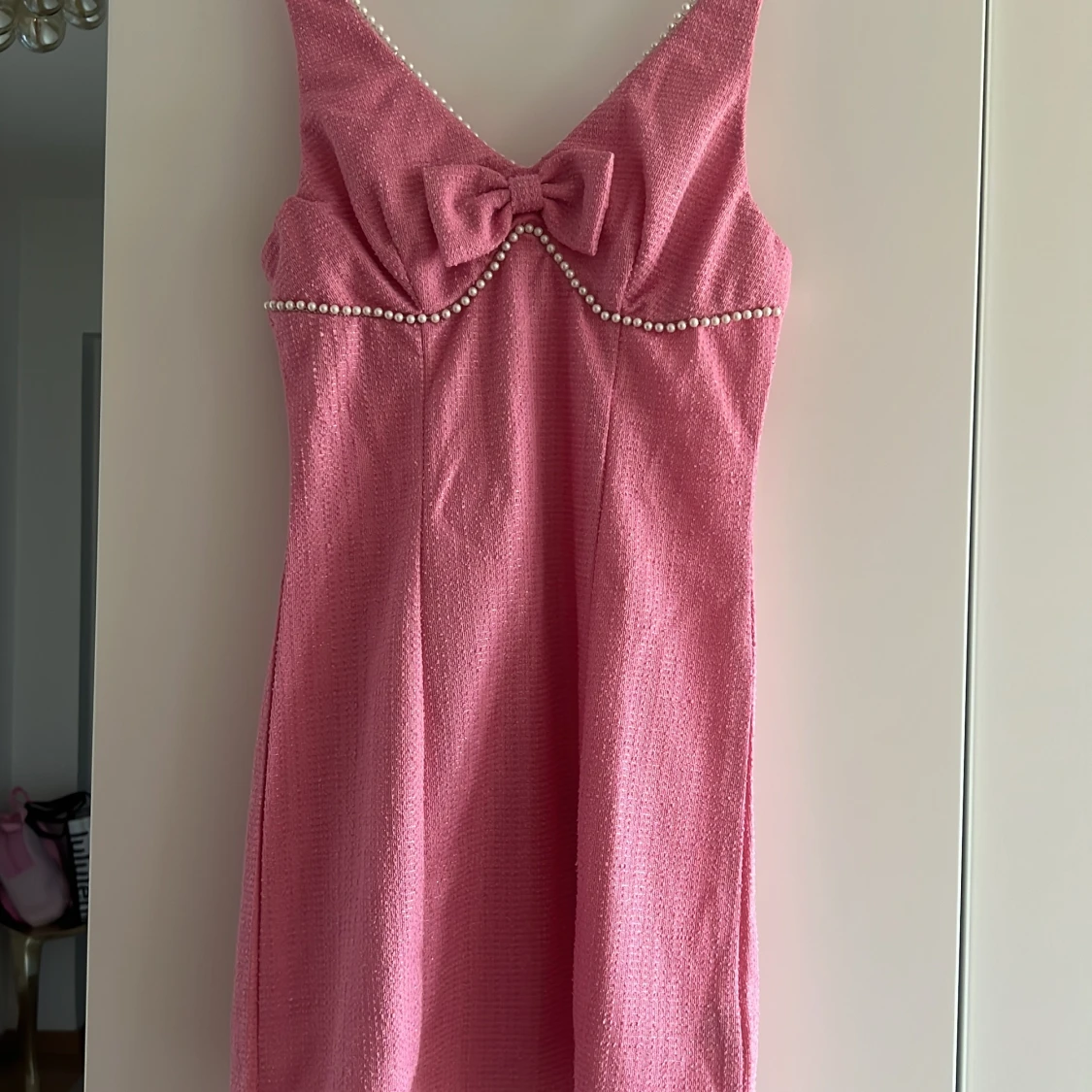 Rosa kort klänning med pärldetaljer