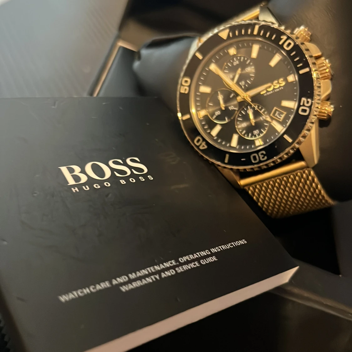 Guldig BOSS kronografklocka meshband - 2