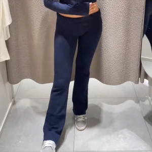 Blå mjukisbyxor från Gina Tricot - Mysiga Blå mjukisbyxor från Gina Tricot med låg ribbad midja. Byxorna är tillverkade i ett mjukt och skönt material som passar perfekt för chill dagar hemma. Snygg enkel design utan detaljer eller mönster. I storlek 158/164, materialet är stretchigt  så passar från XS upp till M skulle jag säga.  Enbart använt upp till 3 gånger, skrynkliga på bilden men annars väldigt bra skick! 