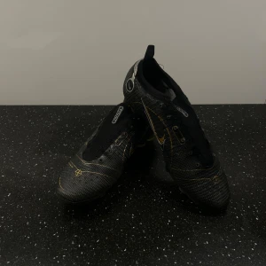 Nike mercurials - Jag säljer nu mina snygga Nike mercurials fotbollsskor i storlek 39 som du ser på bilden. Ny pris: 3200. Bra skick och dobbarna syns väl