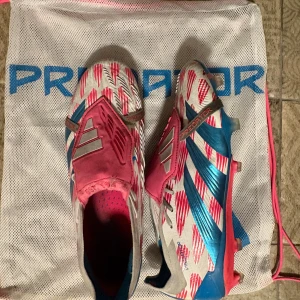 Adidas predator elite (vit/rosa) - Säljer ett par adidas predator elite i storleken 44 men känns mer som storlek 43. Dessa skor är fortfarande i topp kvalitet, bara använda ett fåtal träningar och har nu bestämt mig för att sälja eftersom att de inte passar. Original påse följer med. Nypris för dessa ligger på cirka 2300kr. Hör gärna av dig vid fler frågor!