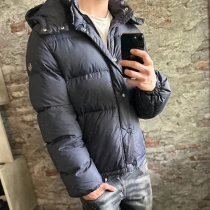 Morris Jacka - Mycket fint skick, inga defekter. Storlek M men sitter snarare M/L  passar dig som är mellan 183-193cm. Nypris ca 2999kr. Modellen är 185 cm, 79 kg. Passar bra nu till höst/vinter. Skriv för mer information!🤝