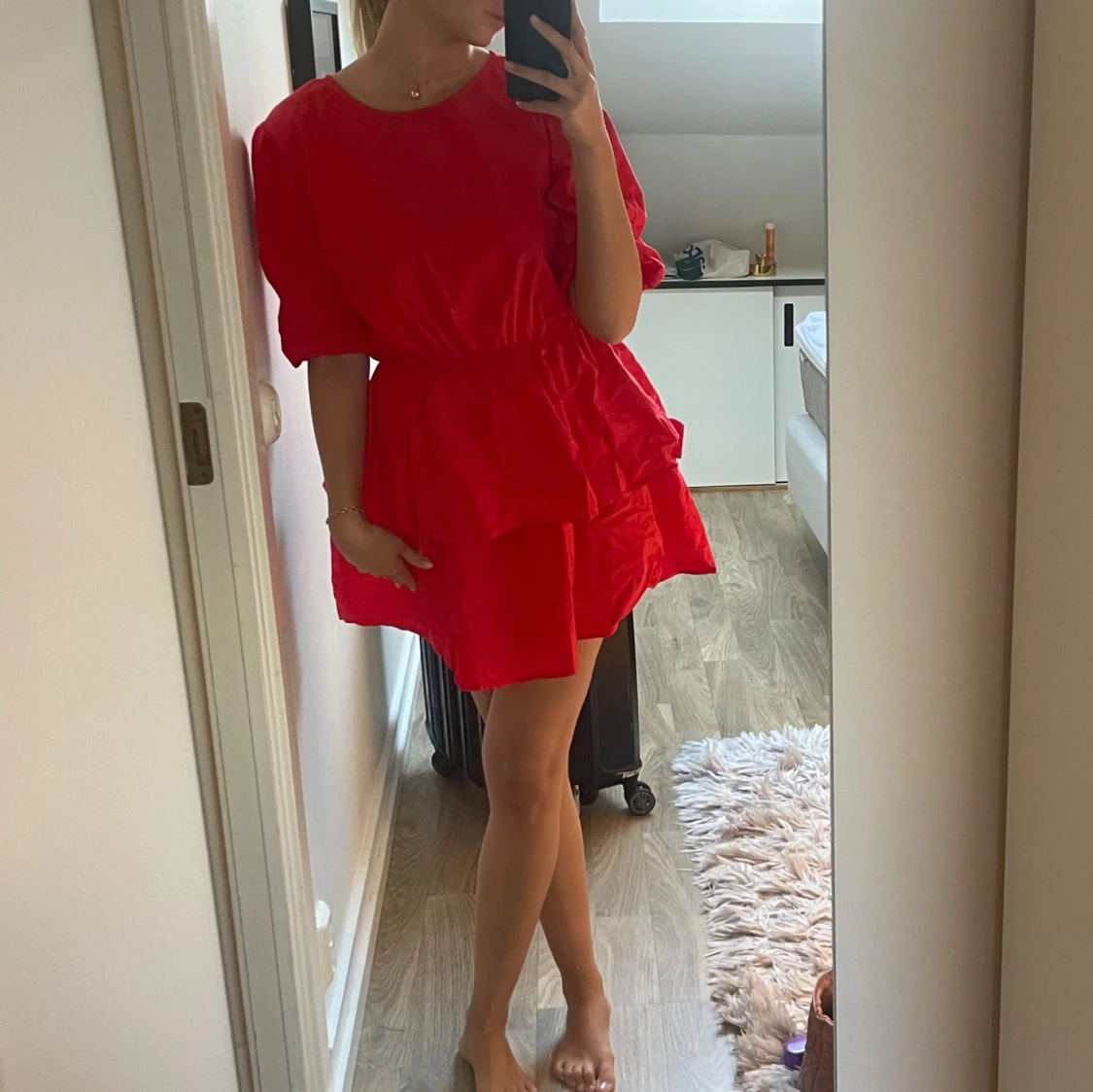 Röd volangklänning med puffärm