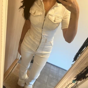 Jeans jumpsuit  - Fin jeans jumpsuit från Stradivarius i krämvit färg, säljer den då den var alldeles för lång för mig så den är bara använd någon enstaka gång 