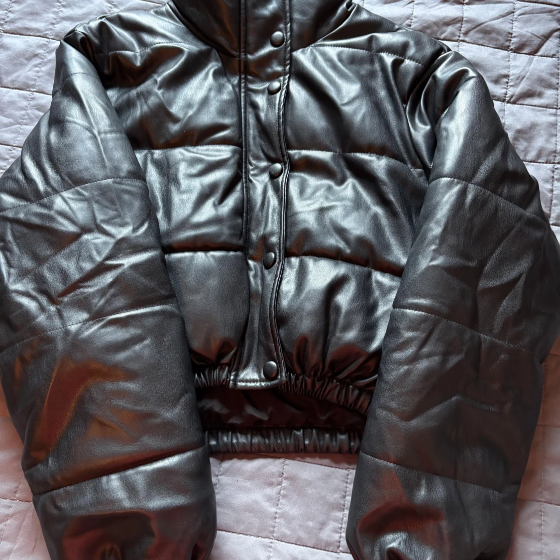 Svart pufferjacka, cropad i fejkskinn från Zara