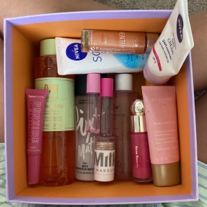 Sminkkit med Milk, Rare Beauty & mer - Säljer ett sminkkit med bl.a. Milk Makeup highlighter i stickform, Rare Beauty flytande rouge i rosa, MAC Prep+Prime fixeringsspray, Pixi Glow Tonic toner, FaceLabs Peptide lip treatment och två läppglans i rosa nyanser. Perfekt för dig som gillar trendiga märken och glow.
