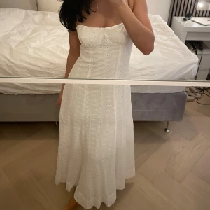 Vit långklänning från ZARA - Superfin vit långklänning i nyskick från Zara med smala axelband och utsvängd passform. Har kvitto och prislapp kvar.