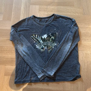 Grå långärmad tröja Zadig & Voltaire - Grå långärmad tröja från Zadig & Voltaire med coolt fjärilstryck och logga framtill. Tröjan har en avslappnad passform och är tillverkad i mjuk bomull. Perfekt för dig som gillar edgy och unik stil. Lite osäker på storlek men runt 152-160