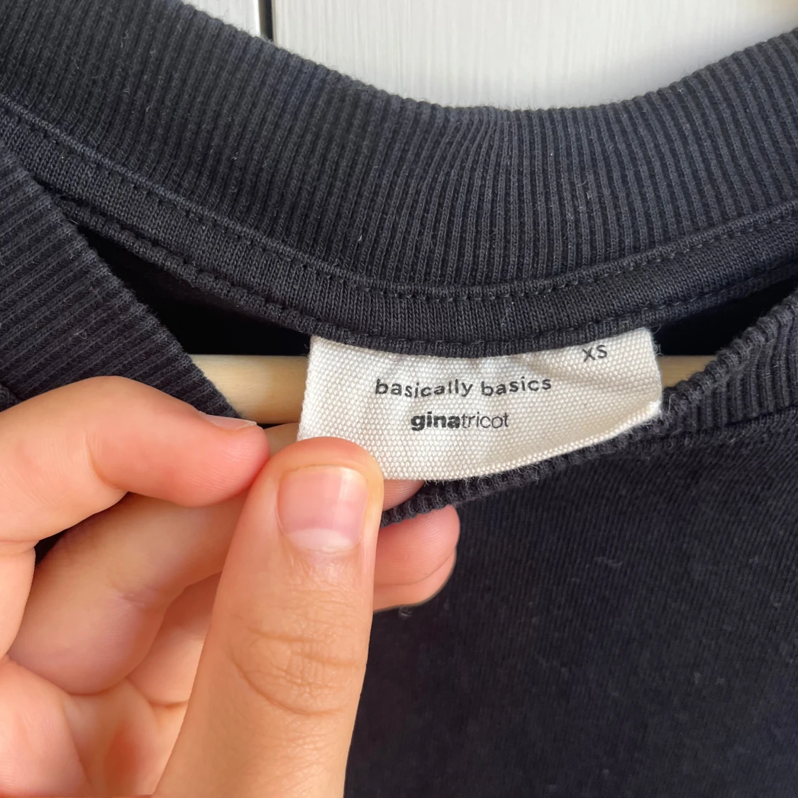 Svart t-shirt från Gina Tricot XS - 1
