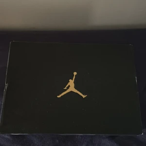 Nike Air Jordan 1 Mid White/Red/Black - Säljer ett par Nike Air Jordan 1 Mid i färgerna vitt, rött och svart. Klassisk high-top siluett med svart snörning, röd swoosh och detaljer, samt vit tåbox och sidor. Jordan logo på sidan. Använd få antal gånger, ingen crease och låda ingår 